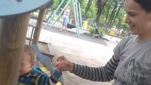 Crina a trăit pe stradă mulți ani până l-a cunoscut pe Teo, cu care a făcut un copil. A avut un sfârșit tragic