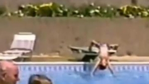 VIDEO A cazut lat de fata cu bunicul care nu l-a bagat in seama! Vezi cum s-a lovit un copil la coloana de fata cu adultii care il supravegheau!