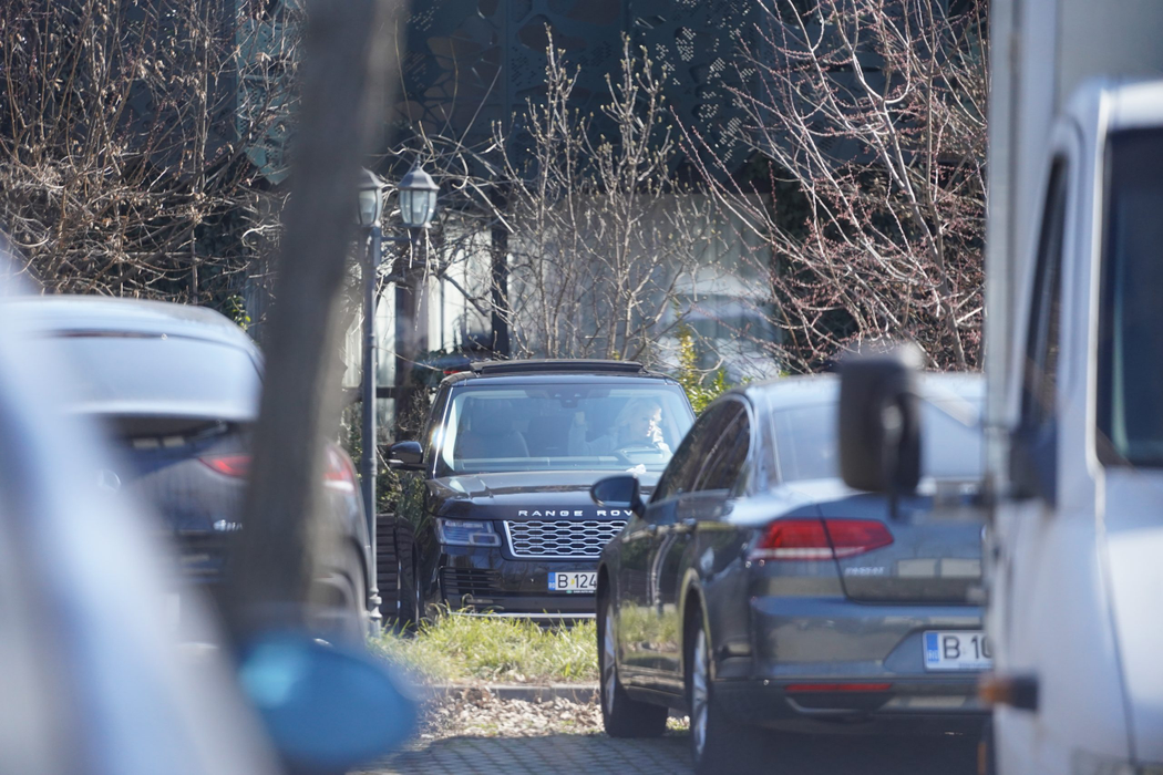 Cristina Rus a ajuns acasă, unde avea să constate că și-a uitat portbagajul deschis (Foto: CANCAN.RO)
