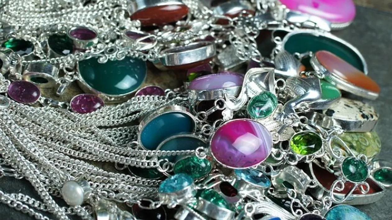 Geantă plină cu bijuterii din aur furată dintr-o maşină, la Vatra Dornei!