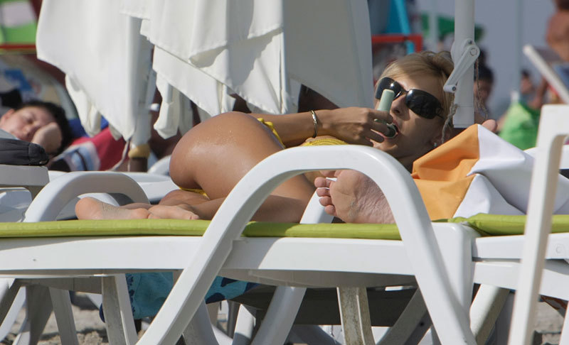 Andreea Balan, incredibil de sexy la mare. Şi-a aranjat slipul sub ochii unui amic, după care a luat strugurelul şi…
