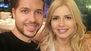 George se pregăteşte să devină tătic! A plecat cu soţia la spital!