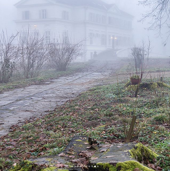 Principesa Sofia a României a făcut câteva poze în parcul Castelului de la Săvârşin! Când s-au uitat pe imagini, nu le-a venit să creadă ce a surprins Alteţea Sa