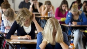 Elevii cu note bune la învăţătură, ajutaţi de stat. Câţi bani ar putea primi