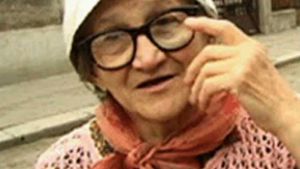 VIDEO Injuraturi de la bunica! Vezi aici cum o mamaie il distruge pe unu' la telefon care incerca sa faca misto de ea - "Esti Satana, fir-ai tu a dracu' cu Satana ma-tii"