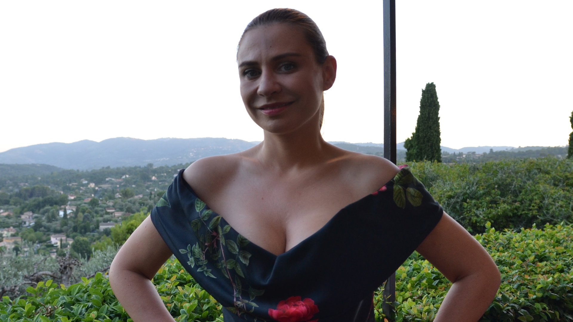 A pozat alaturi de un barbat dezbracat! Adina Buzatu se simte vinovata dupa cateva zile petrecute intr-o vacanta de lux