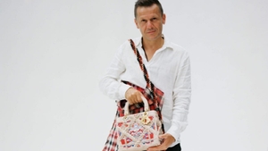 Proverbul românesc inscripționat pe ultima geantă de lux fabricată de Dior. Modelul e un tribut adus prințesei Diana