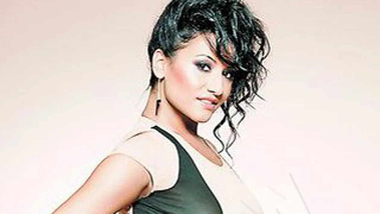 Claudia Patrascanu, periculos de sexy! Vezi ce metode de aparare invata cantareata!