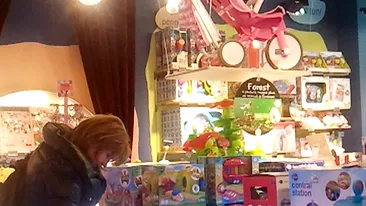 Prima doamna, printre jucarii! N-o sa-ti vina sa crezi ce a cumparat Maria Basescu din mall!