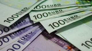 O femeie a fost prinsa in timp ce lua mita 10.000 de euro pentru spatii comerciale in Capitala