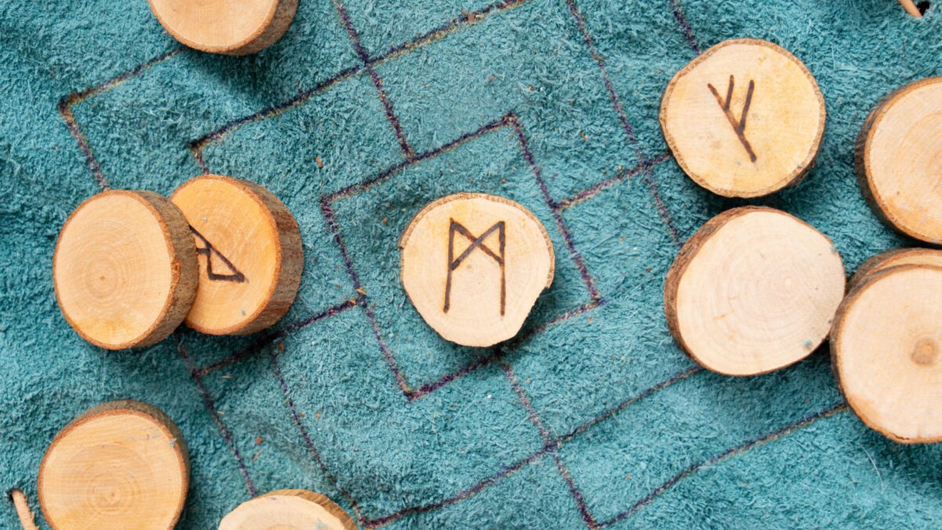 Horoscop rune azi, 8 aprilie 2026. Algiz inversat aduce tensiuni, Scorpionul câștigă, nativii din alte zodii sunt puși la încercare