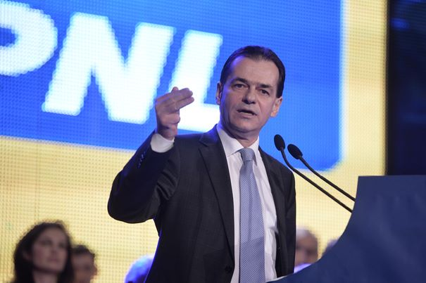 Ludovic Orban, gafă după gafă! Cum a fost surprins premierul într-o sală de ședințe a Guvernului după poza în care bea și fumează în biroul său
