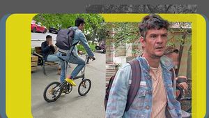 Atenție, vamaiot în Capitală! Tudor Chirilă, cum nu l-ai mai văzut... Cu șlapi crocși și pe biclă!
