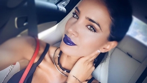 Aceasta cu siguranţă e cea mai incendiară apariţie a ADELINEI PESTRIŢU de până acum! Şi-a „ascuns“ silicoanele într-un costum de baie minuscul