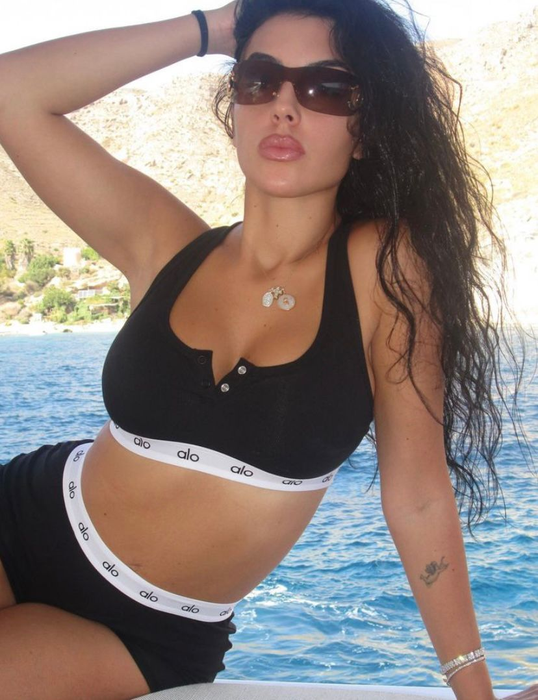 Georgina Rodriguez a încins atmosfera la Săptămâna Modei de la Paris. Logodnica lui Cristiano Ronaldo a defilat pe podium într-o costumație aparte. FOTO