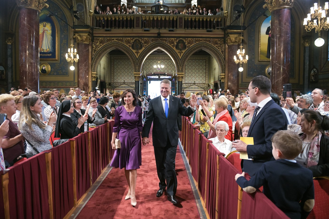 Nu o recunoști! Cum arăta Carmen Iohannis în tinereţe! În copilărie, Prima Doamnă a luat lecții de balet și de pian