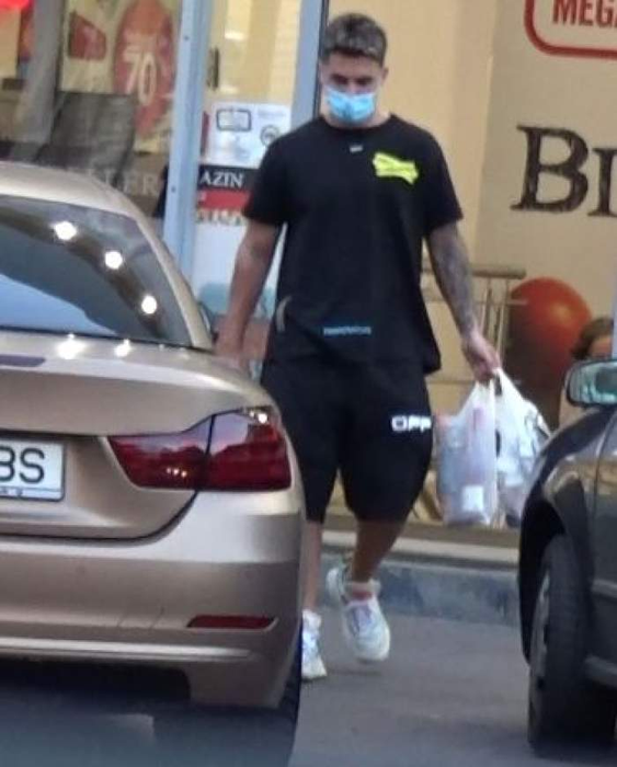 Mario Fresh, ignorant cu oamenii străzii. Cântărețul a stat zece minute să scoată bani de la bancomat, apoi a fugit imediat de un cerșetor
