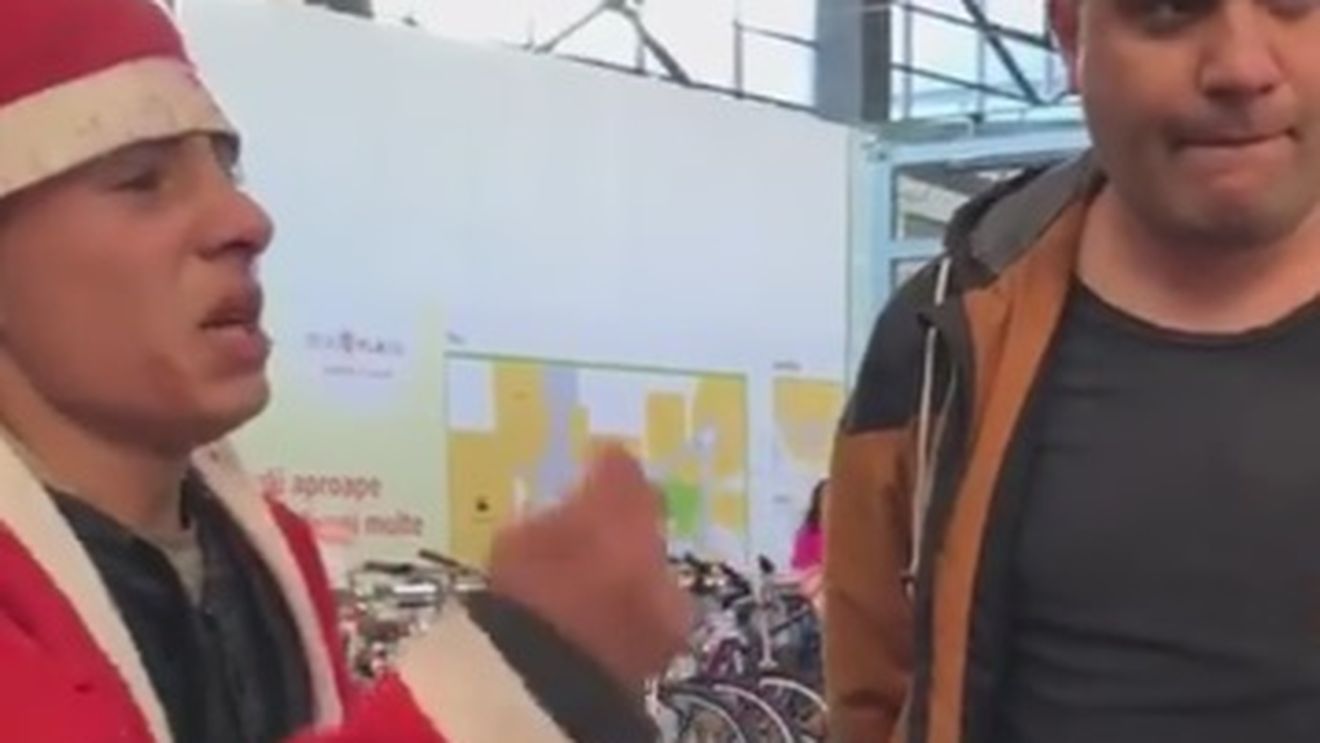 Un copil de 16 ani, bătut de 3 indivizi într-un mall din Capitală! I-au luat băiatului şi banii din buzunar