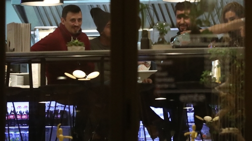 Avem primele imagini cu donjuanul Bi şi puştoaica pentru care a părăsit-o pe vedeta TV! Logodnicul infidel al Dianei Munteanu a dat-o pe faţă cu amanta Roxana! A sărutat-o şi... Ies la iveală noi detalii în super-telenovela dezvăluită exclusiv de CIAO.ro