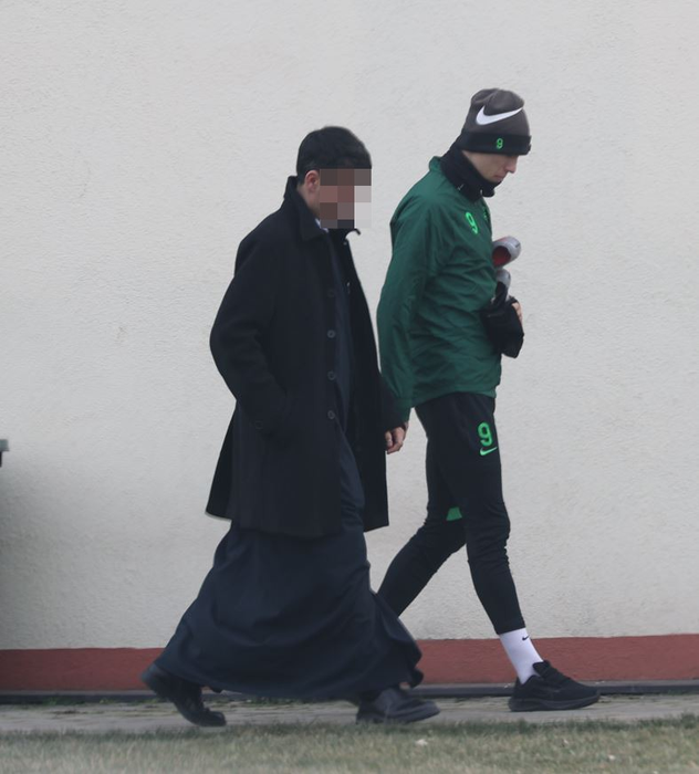 Tavi Popescu, alături de un preot, la baza din Berceni a FCSB-ului (SURSA FOTO: CANCAN.RO)