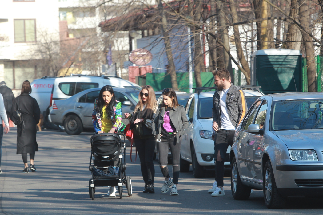 Adrian Stoian, alături de Daniela și de copilul lor. În parc, fotbalistul s-a întâlnit cu Mihai Bălașa, colegul său de la FCSB