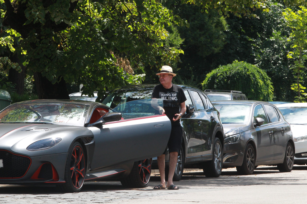 Dan Nicorescu a apărut pe străzile din București la volanul unui Aston Martin și, surpriză, cu un nou look: fără mustață!