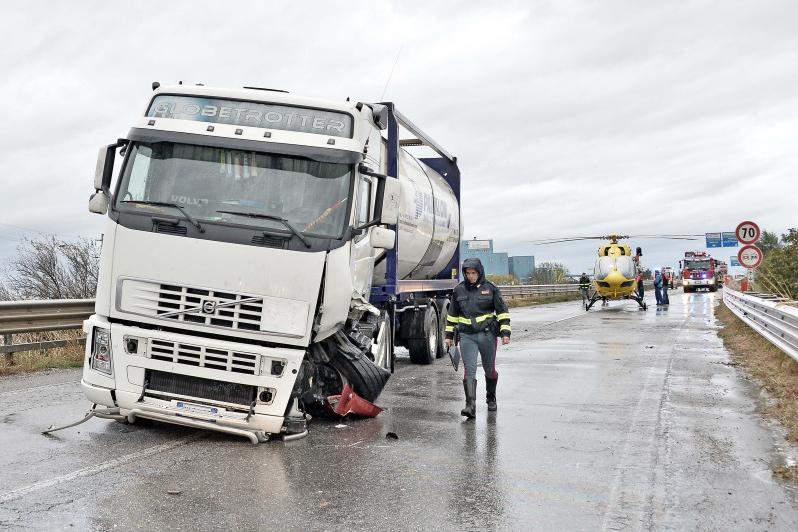 Două românce, în stare critică după un accident cumplit produs în Italia! Mașina în care se aflau s-a izbit de un TIR
