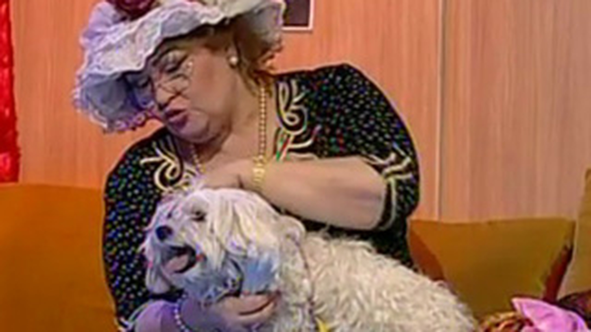 VIDEO Daca ar vedea Caragiale asta, s-ar rascoli in mormant! Uite-o pe Marioara Zavoranu in prima ei piesa de teatru!