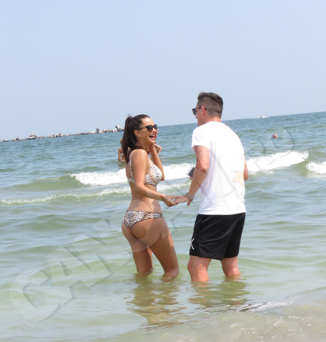 Fundaşul ”tricolor” a păzit-o îmbrăcat în mare. Primele poze cu ”bomba-sexy” a naţionalei în costum de baie!