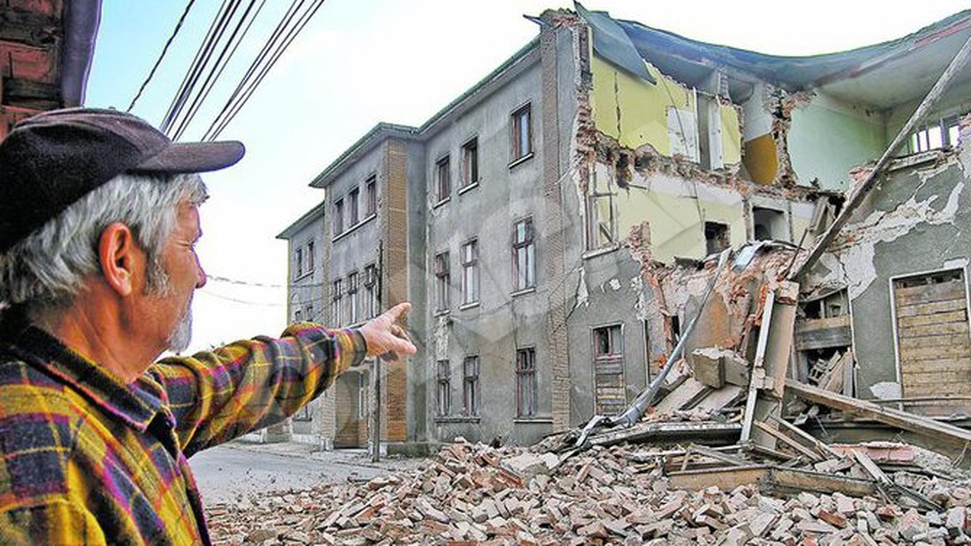 Casa "devorata" de hotii de fier vechi