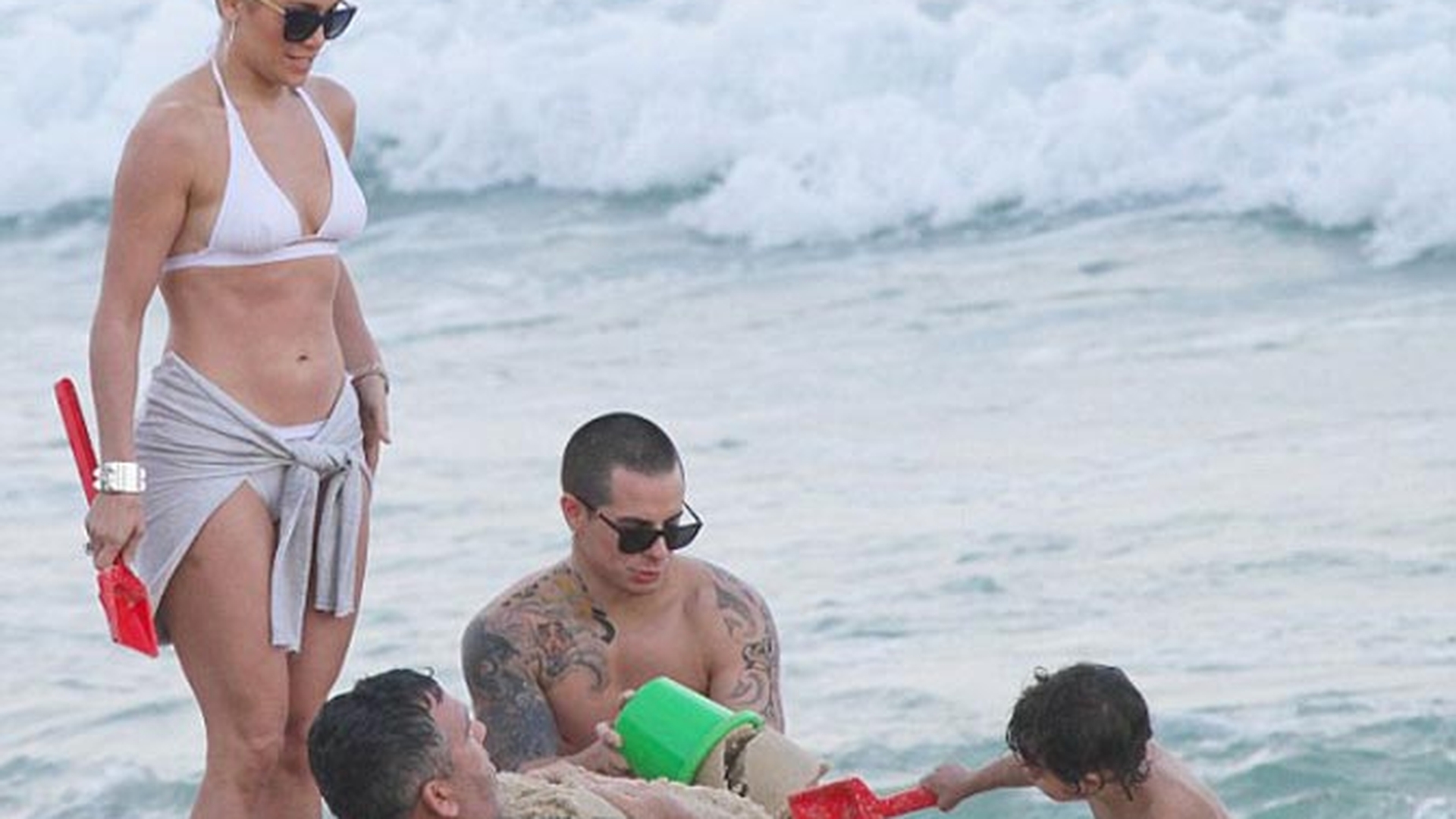 Jennifer Lopez si-a scos copiii si iubitul la plaja