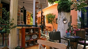 Românii care merg în Grecia trebuie să știe. Țeapa de zile mari luată de o turistă, la un restaurant: „Înșelătorie cu zâmbetul pe față”