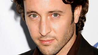 Actorul Alex O’Loughlin crede ca tatuajele il protejeaza de ghinioane