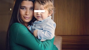 EBA e mămică model! Imagini de senzaţie cu fiica lui BĂSESCU la mare
