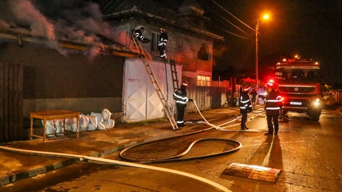 Adolescent mort în București în urma unui incendiu devastator VIDEO