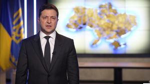 Ce înseamnă, de fapt, semnul de pe tricoul lui Zelenski. Mulți credeau că este un simbol nazist