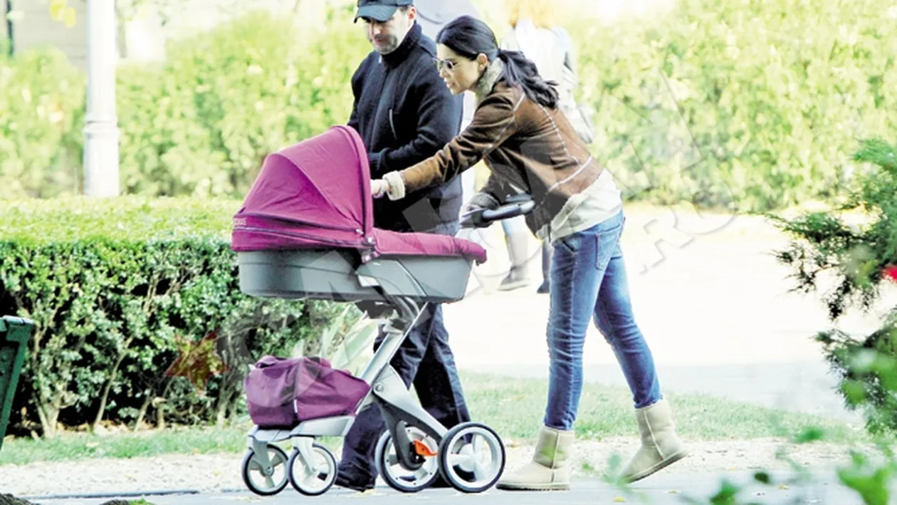 Simona Patruleasa, o mamica sexy! A iesit in parc cu fetita ei si a sucit mintile barbatilor!