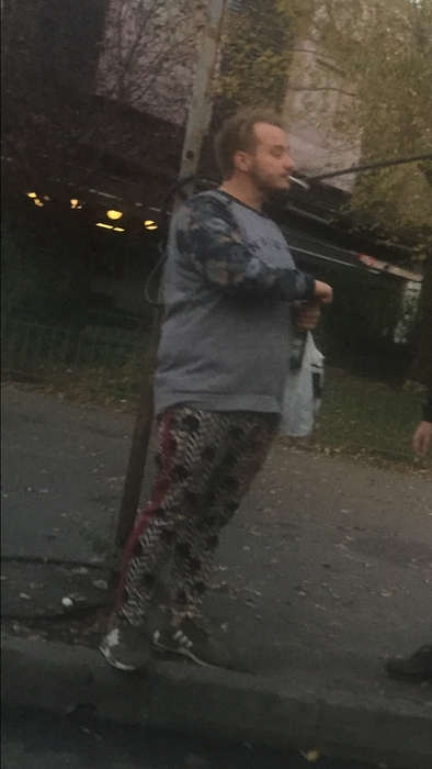Fiul lui Şefu' fumează şi bea bere pe trotuar