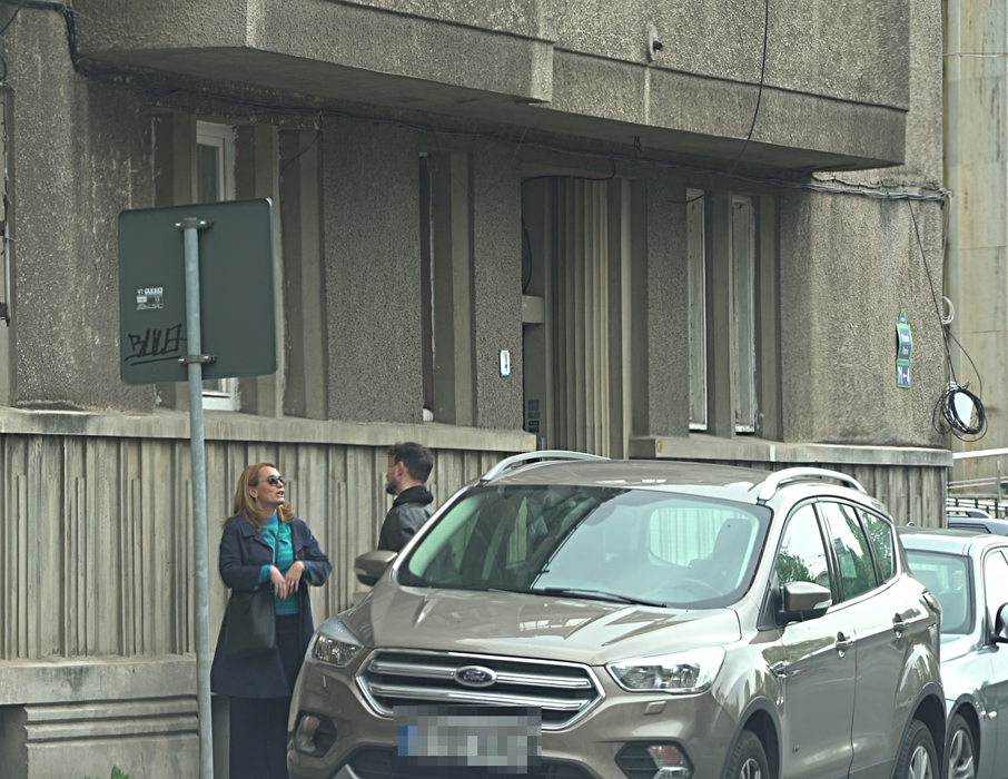 Andreea Esca îi povestește ceva amicului tinerel (Foto: CANCAN.RO)