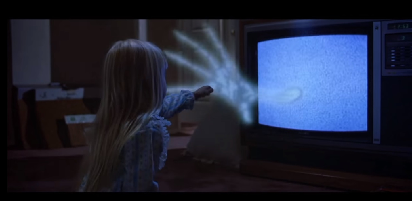 Scenă din filmul Poltergeist. Potrivit scenariului, cartierul în care locuiau protagoniștii fusese construit pe locul unui cimitir