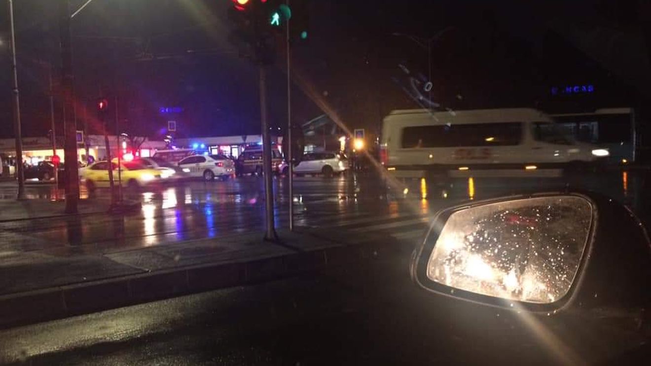 Accident mortal în București. O femeie a fost lovită de un autoturism în timp ce traversa strada