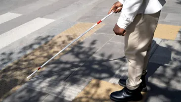 Un bărbat a primit indemnizații de peste un milion de euro, după ce s-a prefăcut orb toată viața! Cum a fost descoperit de autorități