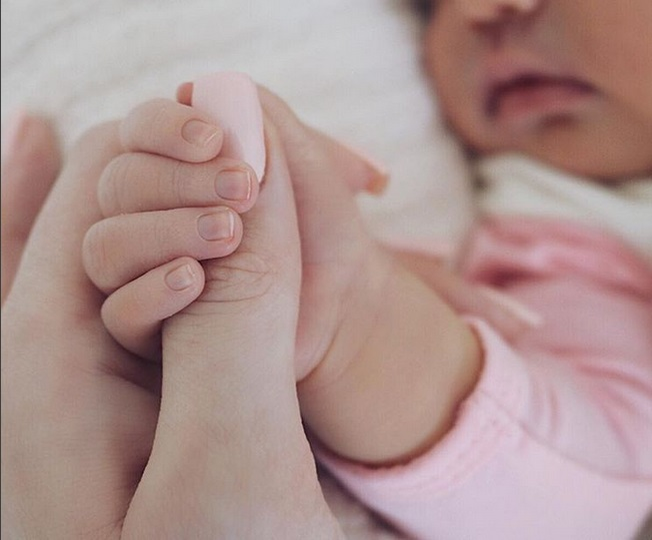 Kylie Jenner a prezentat-o lumii întregi pe fiica ei! Detaliul la care și-au oprit toți privirea