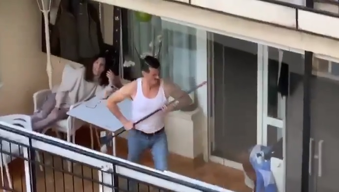 VIDEO / Dovada că izolarea poate fi și amuzantă! Ce a făcut un bărbat pe balcon întrece orice imaginație