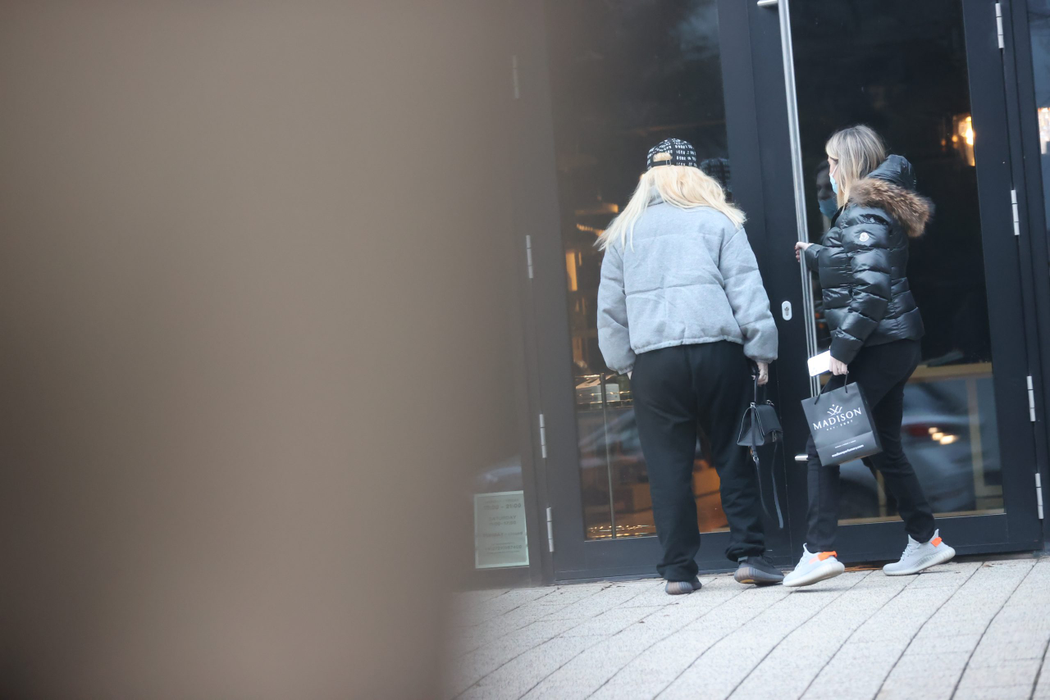 Loredana Groza pare să fi "redescoperit" hainele largi, confortabile (Foto: CANCAN.RO)