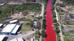Alertă de mediu! Un râu a devenit roșu și răspândește un miros toxic. Localnicii s-au speriat