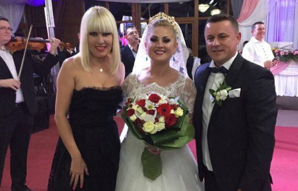 Elena Udrea le-a oferit mirilor un cadou de suflet