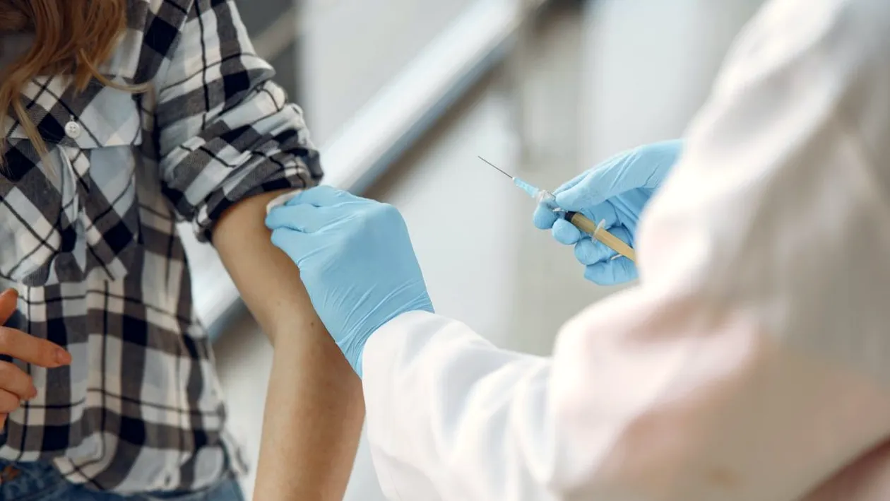 Prima persoană din lume vaccinată anti-Covid-19 a primit a treia doză a serului Pfizer
