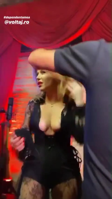 Loredana Groza, apariție provocatoare la TV! A venit într-un sacou cu decolteu obraznic și a filmat un nou clip împreună cu băieții de la Voltaj