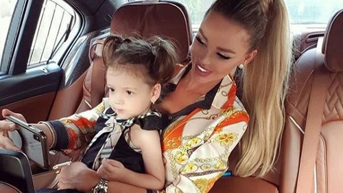 Bianca Drăgușanu și-a dus fiica la grădiniță! Victor Slav și Alex Bodi i-au fost alături
